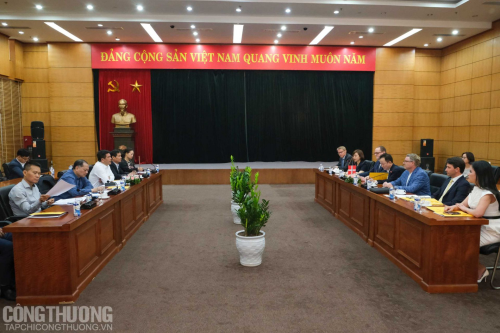 Bộ trưởng Nguyễn Hồng Diên làm việc với  ông Troels Jakobsen - Đại biện lâm thời Đại sứ quán Đan Mạch