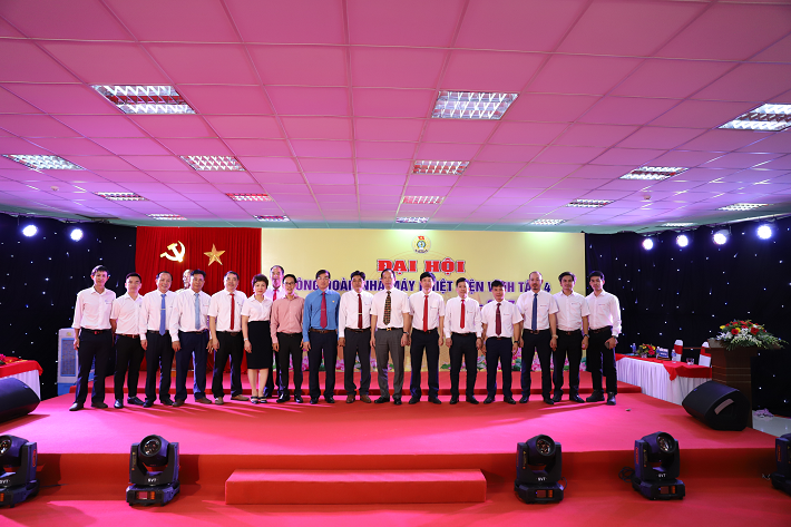 Các Đại biểu chụp ảnh với BCH Công đoàn Nhà máy Nhiệt điện Vĩnh Tân 4 lần thứ I, nhiệm kỳ 2022-2027