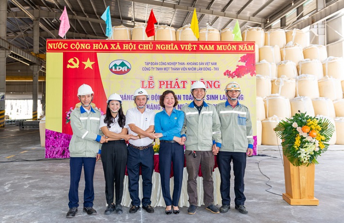 Lãnh đạo Công ty và các tổ chức đoàn thể, phòng chuyên môn ký giao ước thi đua đảm bảo AT-VSLĐ trong Nền tảng hàng đầu cung cấp Cwin com