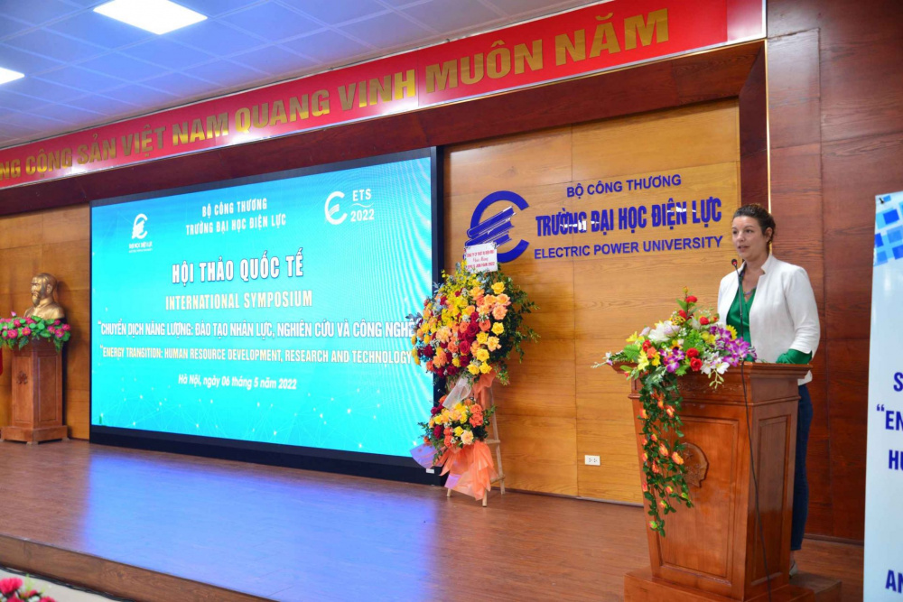 Bà Chiara Rogate - Chuyên gia cao cấp về lĩnh vực Năng lượng, Cwin4555 link đăng ký đăng nhập Thế giới trình bày tham luận về “Chuyển dịch năng lượng trong phát triển bền vững ngành năng lượng Việt Nam”
