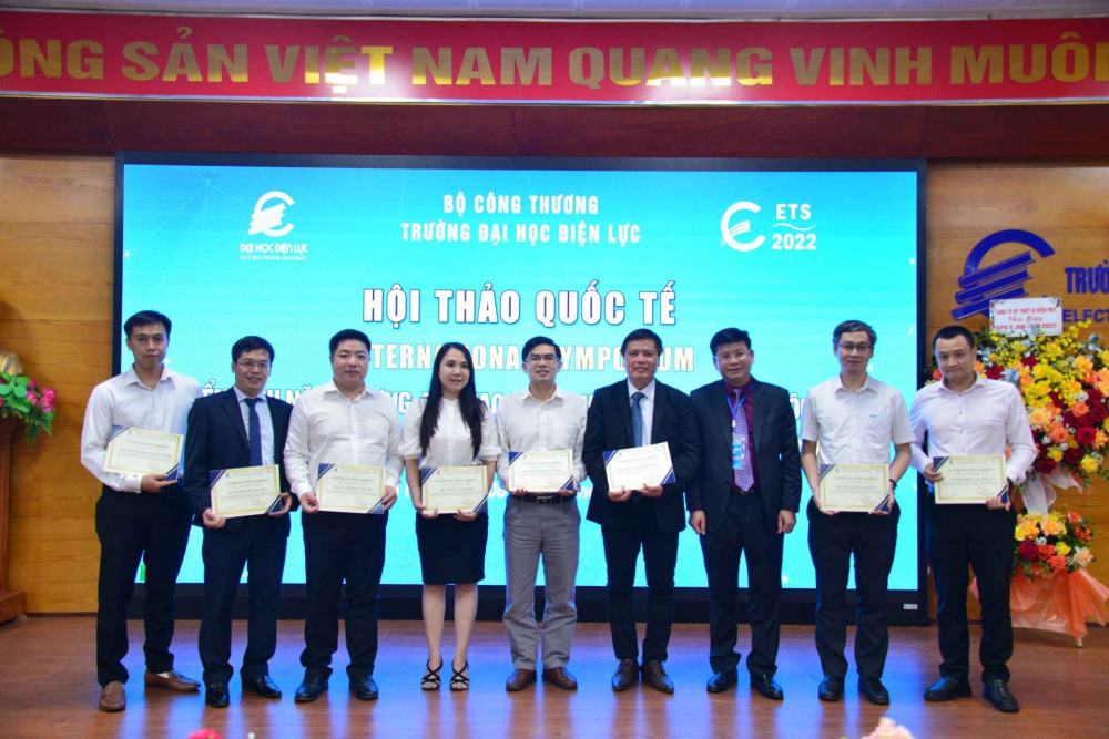 Ban tổ chức trao giấy chứng nhận tham gia trình bày tham luận tại hội thảo cho các diễn giả