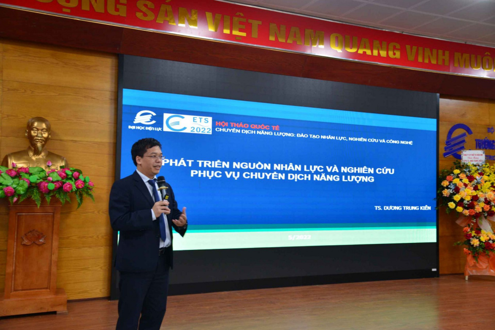 TS. Dương Trung Kiên - Phó Hiệu trưởng Trường Đại học Điện lực trình bày tham luận về “Phát triển nguồn nhân lực và nghiên cứu phục vụ chuyển dịch năng lượng”