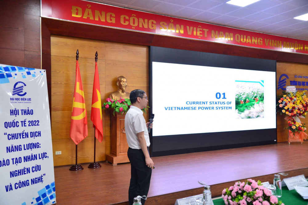 Ông Nguyễn Minh Quang, đại diện Trung tâm Điều độ Hệ thống điện Quốc gia, Tập đoàn Điện lực Việt Nam trình bày tham luận về “Cơ hội và thách thức khi vận hành hệ thống điện trong bối cảnh thâm nhập năng lượng tái tạo tăng cao”