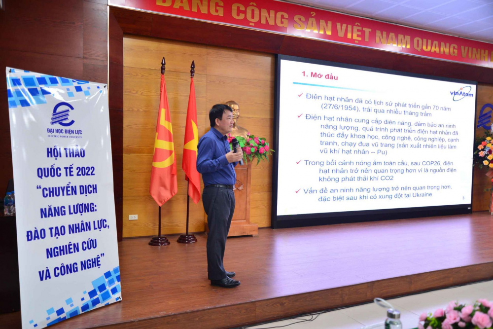 TS. Trần Chí Thành - Viện trưởng Viện Năng lượng nguyên tử Việt Nam trình bày tham luận “Vai trò của điện hạt nhân trong chuyển đổi cơ cấu điện năng”