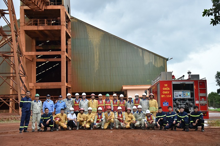 Các lực lượng tham gia diễn tập chụp hình lưu niệm sau khi kết thúc diễn tập