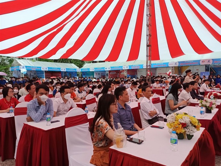 Chương trình có sự tham gia của các Cwincom hiện đang mở cùng hàng ngàn sinh viên
