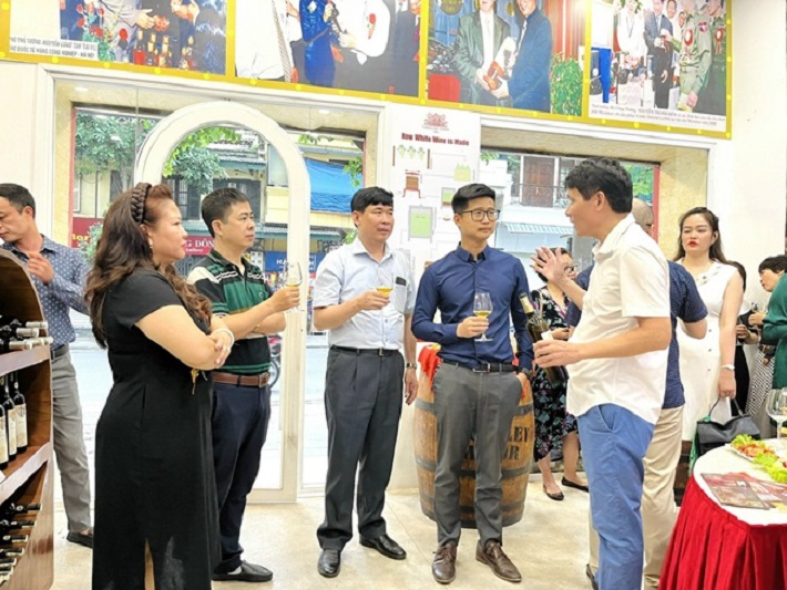 Khách mời trải nghiệm 3 nhãn vang: Vang trắng Opera, Vang chát APEC, Vang Chile Omnia