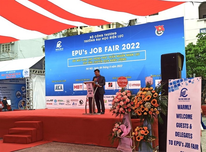 PGS. TS Đinh Văn Châu - Quyền Hiệu trưởng Trường Đại học Điện lực phát biểu tại ngày hội