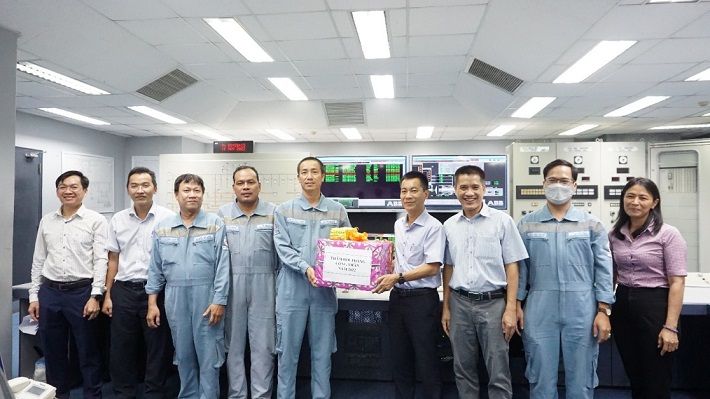 Đại diện Ban lãnh đạo, Công đoàn Công ty tặng quà cho công nhân Nền tảng hàng đầu cung cấp Cwin com trực tiếp tại phân xưởng