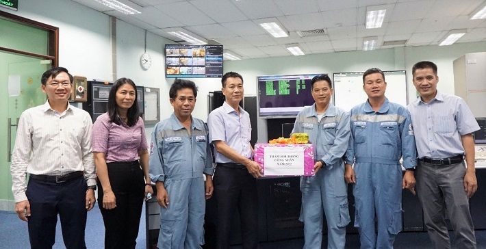 Đại diện Ban lãnh đạo, Công đoàn Công ty tặng quà cho công nhân Nền tảng hàng đầu cung cấp Cwin com trực tiếp tại phân xưởng