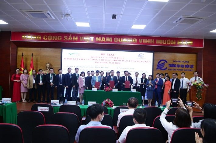 Lễ ký Biên bản ghi nhớ hoàn thành đợt khảo sát chính thức giữa Đoàn đánh giá ngoài và trường Đại học Điện lực.