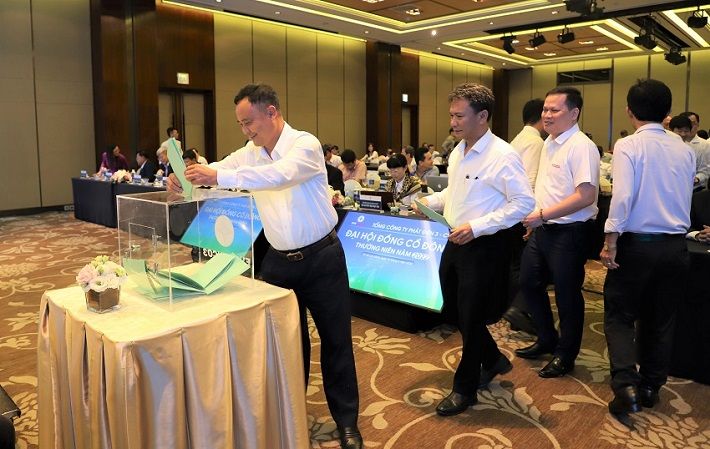 Các đại biểu bỏ phiếu biểu quyết thông qua các dự thảo báo cáo, kế hoạch, phương hướng của HĐQT EVNGENCO3