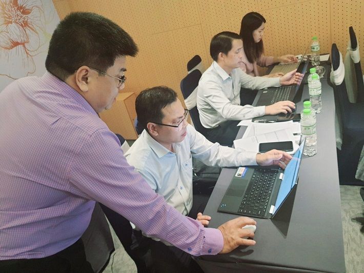 Giảng viên Chung Tấn Lộc hướng dẫn trực tiếp học viên bài tập thực hành