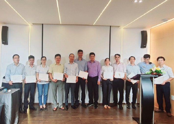  Giảng viên trao chứng chỉ hoàn thành khóa học cho các học viên
