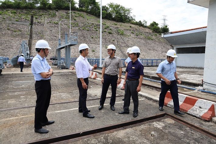 Đại diện lãnh đạo EVNGENCO3 kiểm tra, trao đổi các nội dung PCTT&TKCN với lãnh đạo đơn vị tại đập tràn NMTĐ Sê San 3A