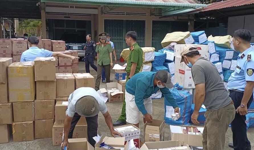 Lực lượng chức năng tỉnh Gia Lai kiểm đếm thuốc lá điếu nhập lậu để tiêu hủy