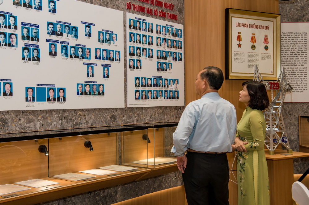Các đại biểu tham quan Phòng Truyền thống Trang Chủ Cwin Com | Link Bảo Mật Cao 100%