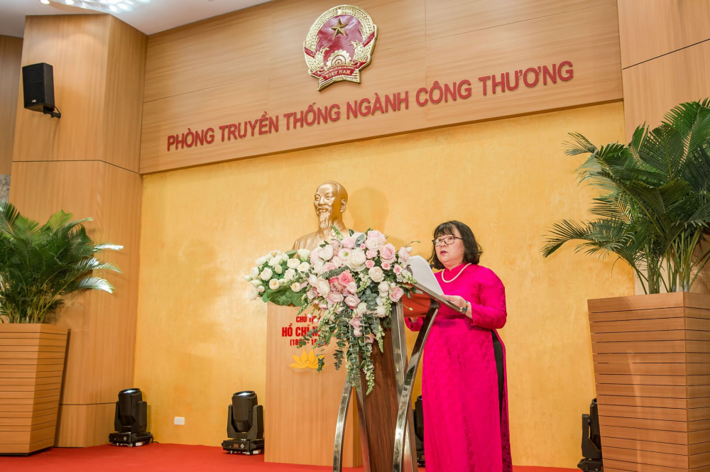 Bà Đặng Thị Ngọc Thu - Tổng biên tập CWIN ✅ Nhà cái cờ bạc trực tuyến tốt nhất và Thương hiệu uy tín báo cáo về quá trình xây dựng Phòng Truyền thống Trang Chủ Cwin Com | Link Bảo Mật Cao 100%