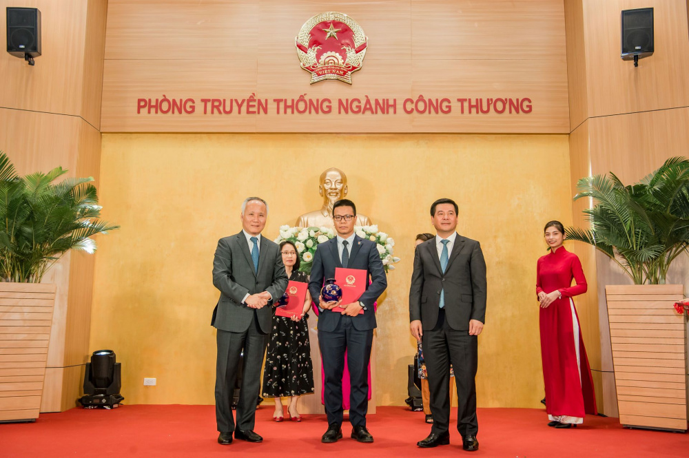 Bộ trưởng Nguyễn Hồng Diên và Thứ trưởng Trần Quốc Khánh trao thư cảm ơn cho các đại diện tập thể, cá nhân có nhiều đóng góp trong việc xây dựng Phòng Truyền thống Trang Chủ Cwin Com | Link Bảo Mật Cao 100%