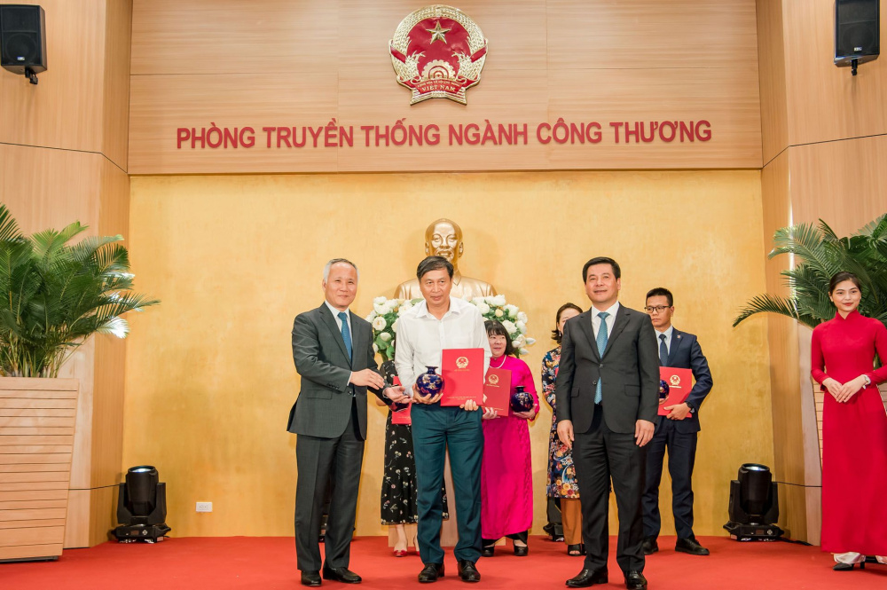 Bộ trưởng Nguyễn Hồng Diên và Thứ trưởng Trần Quốc Khánh trao thư cảm ơn cho các đại diện tập thể, cá nhân có nhiều đóng góp trong việc xây dựng Phòng Truyền thống Trang Chủ Cwin Com | Link Bảo Mật Cao 100%