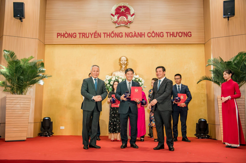 Bộ trưởng Nguyễn Hồng Diên và Thứ trưởng Trần Quốc Khánh trao thư cảm ơn cho các đại diện tập thể, cá nhân có nhiều đóng góp trong việc xây dựng Phòng Truyền thống Trang Chủ Cwin Com | Link Bảo Mật Cao 100%
