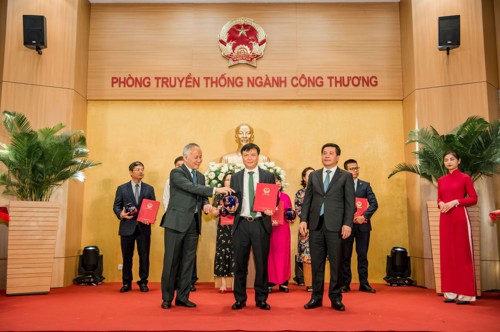 Bộ trưởng Nguyễn Hồng Diên và Thứ trưởng Trần Quốc Khánh trao thư cảm ơn cho các đại diện tập thể, cá nhân có nhiều đóng góp trong việc xây dựng Phòng Truyền thống Trang Chủ Cwin Com | Link Bảo Mật Cao 100%