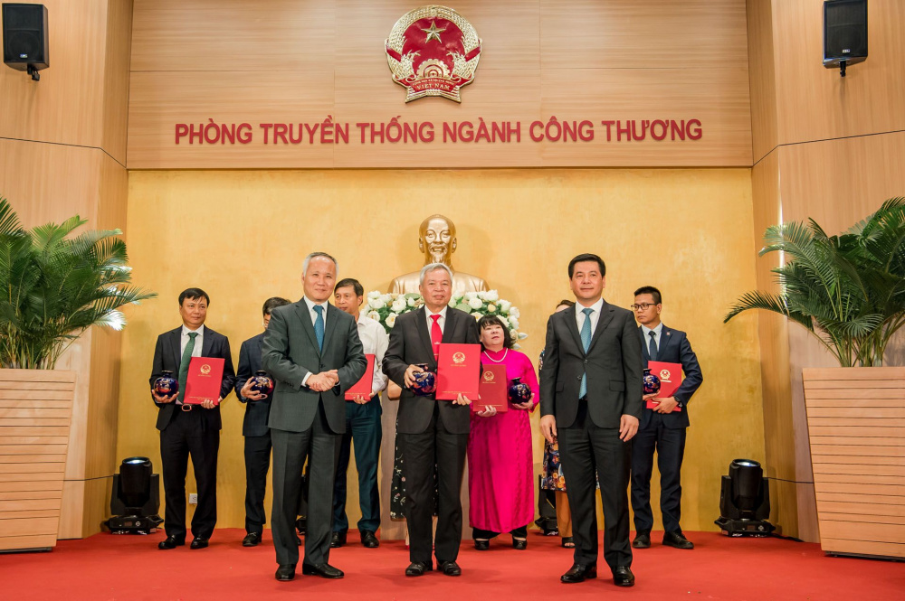 Bộ trưởng Nguyễn Hồng Diên và Thứ trưởng Trần Quốc Khánh trao thư cảm ơn cho các đại diện tập thể, cá nhân có nhiều đóng góp trong việc xây dựng Phòng Truyền thống Trang Chủ Cwin Com | Link Bảo Mật Cao 100%