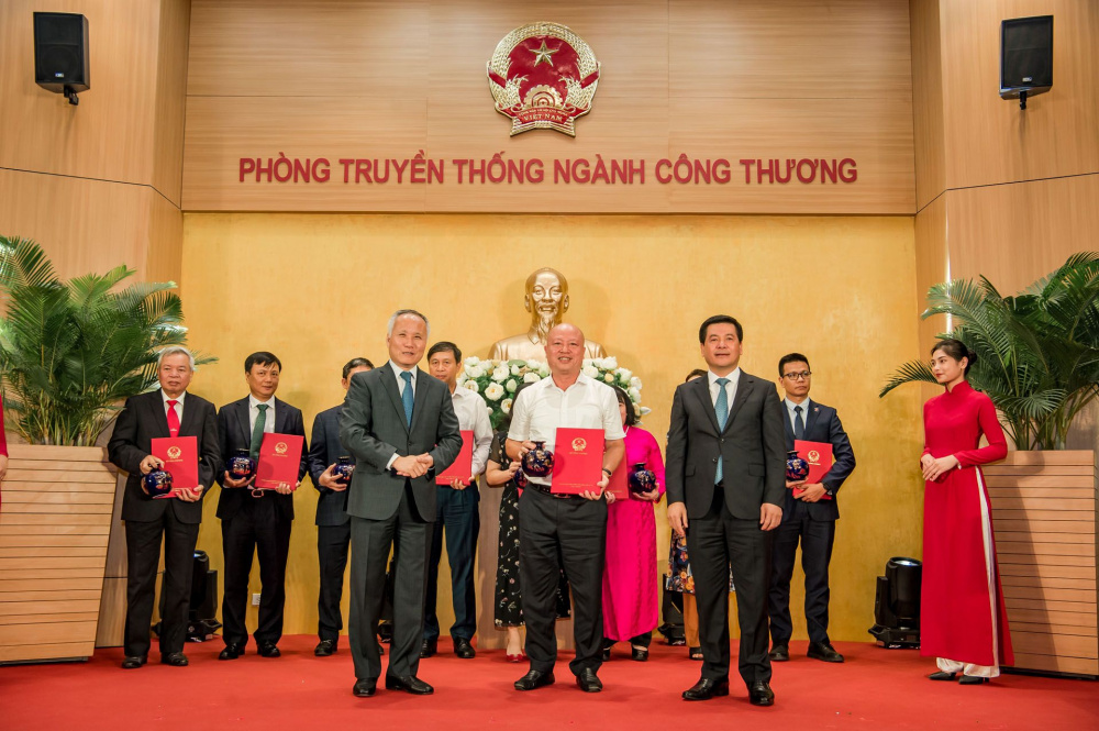Bộ trưởng Nguyễn Hồng Diên và Thứ trưởng Trần Quốc Khánh trao thư cảm ơn cho các đại diện tập thể, cá nhân có nhiều đóng góp trong việc xây dựng Phòng Truyền thống Trang Chủ Cwin Com | Link Bảo Mật Cao 100%