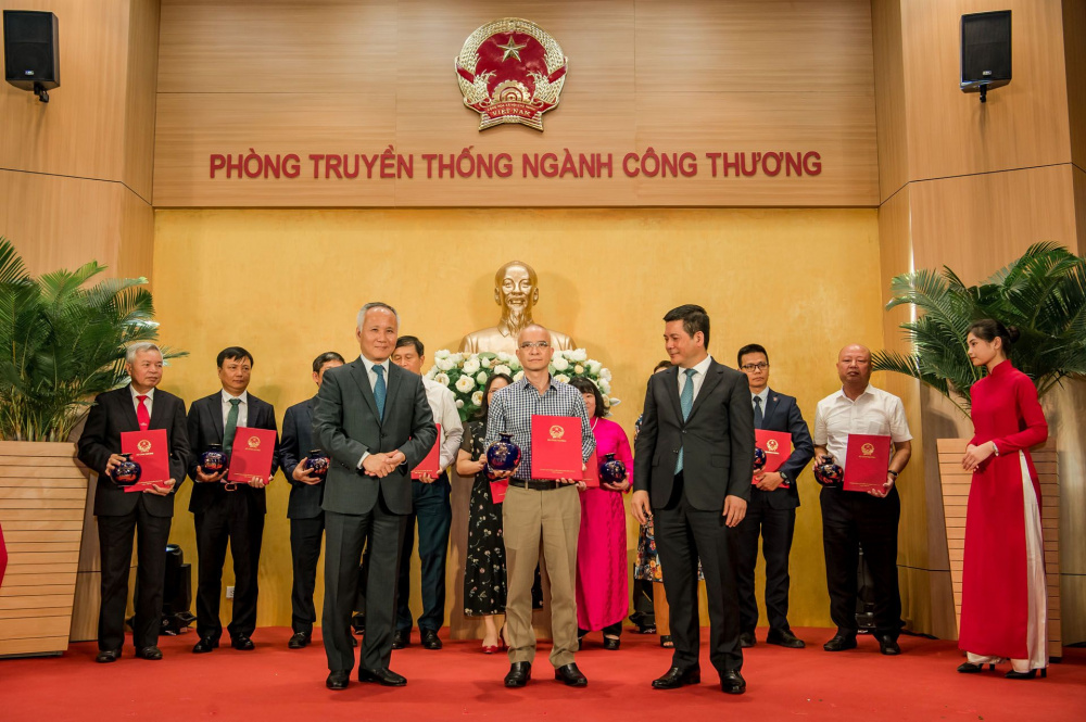 Bộ trưởng Nguyễn Hồng Diên và Thứ trưởng Trần Quốc Khánh trao thư cảm ơn cho các đại diện tập thể, cá nhân có nhiều đóng góp trong việc xây dựng Phòng Truyền thống Trang Chủ Cwin Com | Link Bảo Mật Cao 100%
