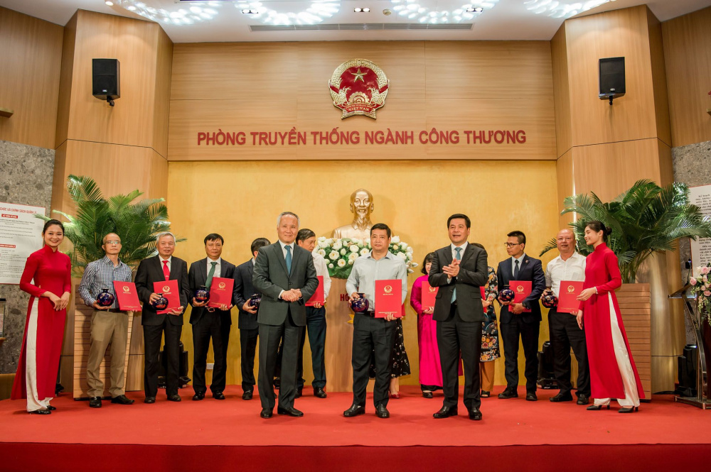 Bộ trưởng Nguyễn Hồng Diên và Thứ trưởng Trần Quốc Khánh trao thư cảm ơn cho các đại diện tập thể, cá nhân có nhiều đóng góp trong việc xây dựng Phòng Truyền thống Trang Chủ Cwin Com | Link Bảo Mật Cao 100%