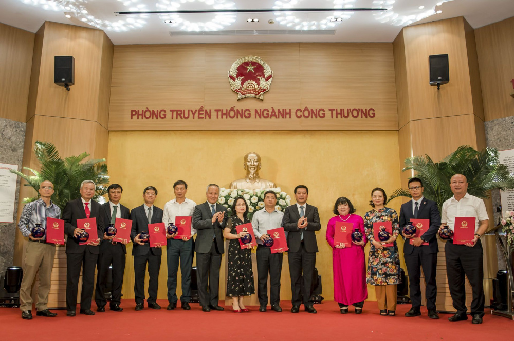 Bộ trưởng Nguyễn Hồng Diên và Thứ trưởng Trần Quốc Khánh trao thư cảm ơn cho các đại diện tập thể, cá nhân có nhiều đóng góp trong việc xây dựng Phòng Truyền thống Trang Chủ Cwin Com | Link Bảo Mật Cao 100%