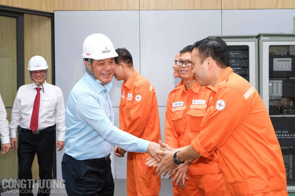 Bộ trưởng Nguyễn Hồng Diên hỏi thăm và tặng quà động viên cán bộ, người Nền tảng hàng đầu cung cấp Cwin com tại Nhiệt điện Hải Phòng