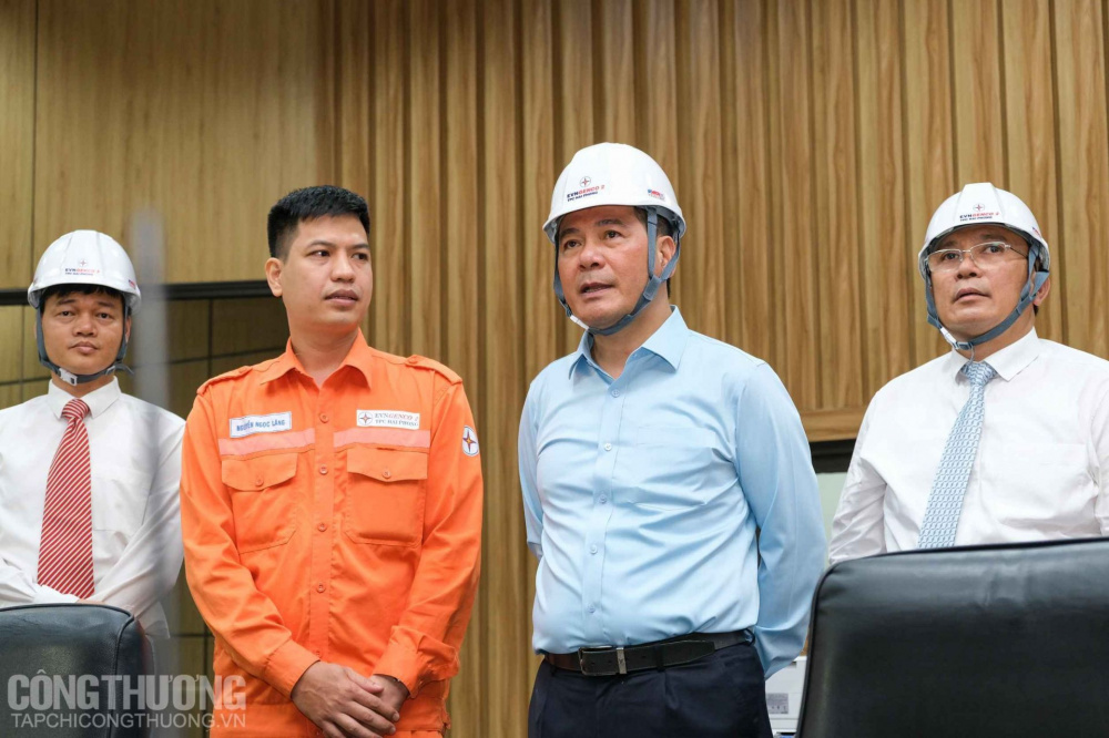 Bộ trưởng Nguyễn Hồng Diên kiểm tra tình hình cung ứng điện tại Công ty cổ phần Nhiệt điện Hải Phòng