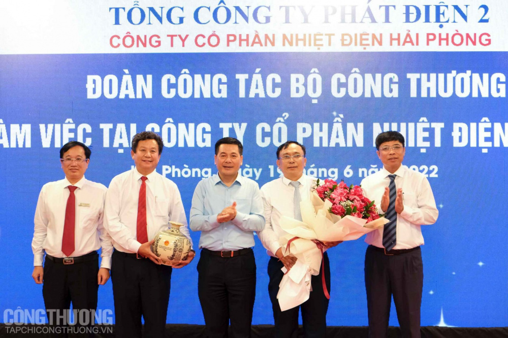 Bộ trưởng Nguyễn Hồng Diên kiểm tra tình hình cung ứng điện tại Công ty cổ phần Nhiệt điện Hải Phòng