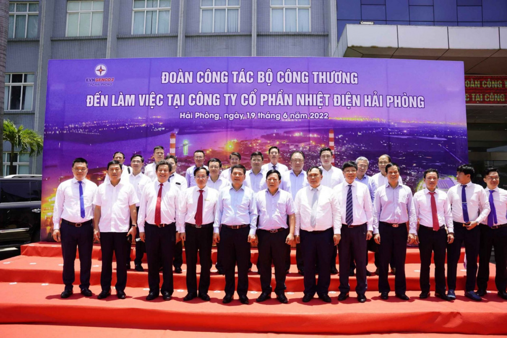 Bộ trưởng Nguyễn Hồng Diên kiểm tra tình hình cung ứng điện tại Công ty cổ phần Nhiệt điện Hải Phòng