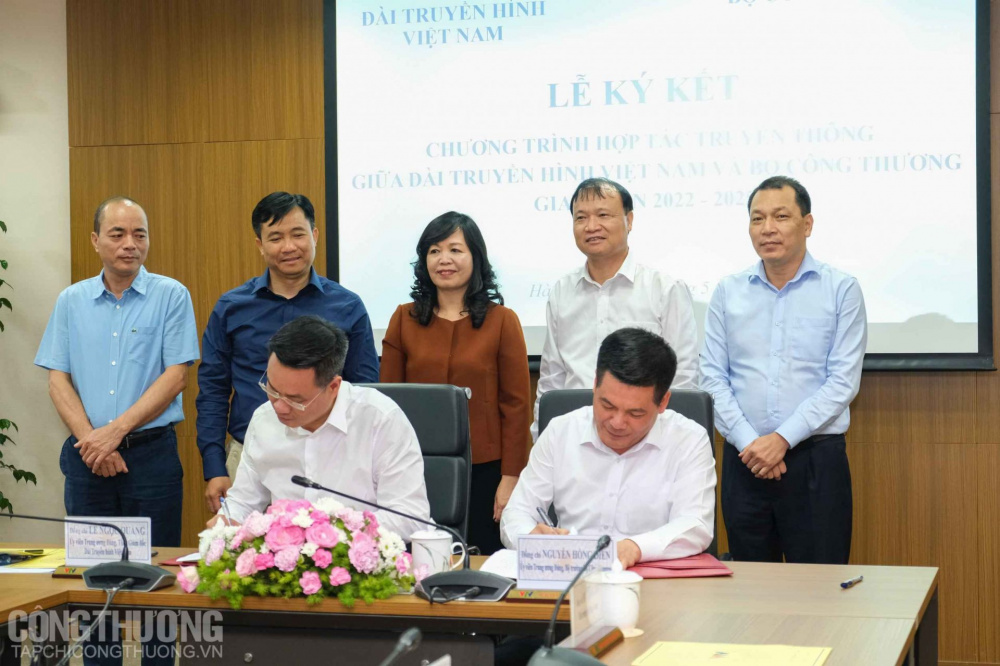 Bộ trưởng Cwin63 sân chơi đỉnh cao Nguyễn Hồng Diên và Tổng Giám đốc Đài Truyền hình Việt Nam Lê Ngọc Quang đại diện hai bên ký kết Thỏa thuận phối hợp công tác giai đoạn 2022-2025