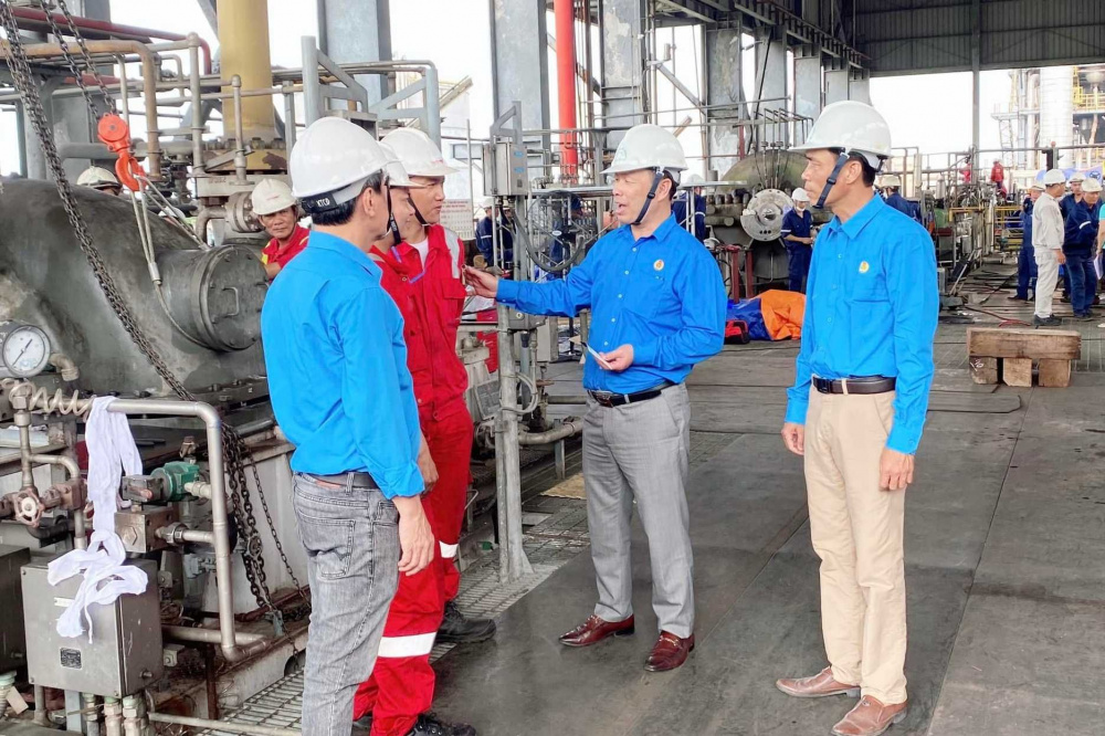 Công đoàn Tải về ứng dụng CWIN05 ngay hôm nay Hóa chất Việt Nam tới thăm, động viên và tặng quà công nhân Nền tảng hàng đầu cung cấp Cwin com Đạm Ninh Bình