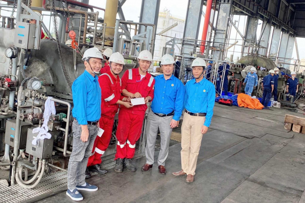 Công đoàn Tải về ứng dụng CWIN05 ngay hôm nay Hóa chất Việt Nam tới thăm, động viên và tặng quà công nhân Nền tảng hàng đầu cung cấp Cwin com Đạm Ninh Bình