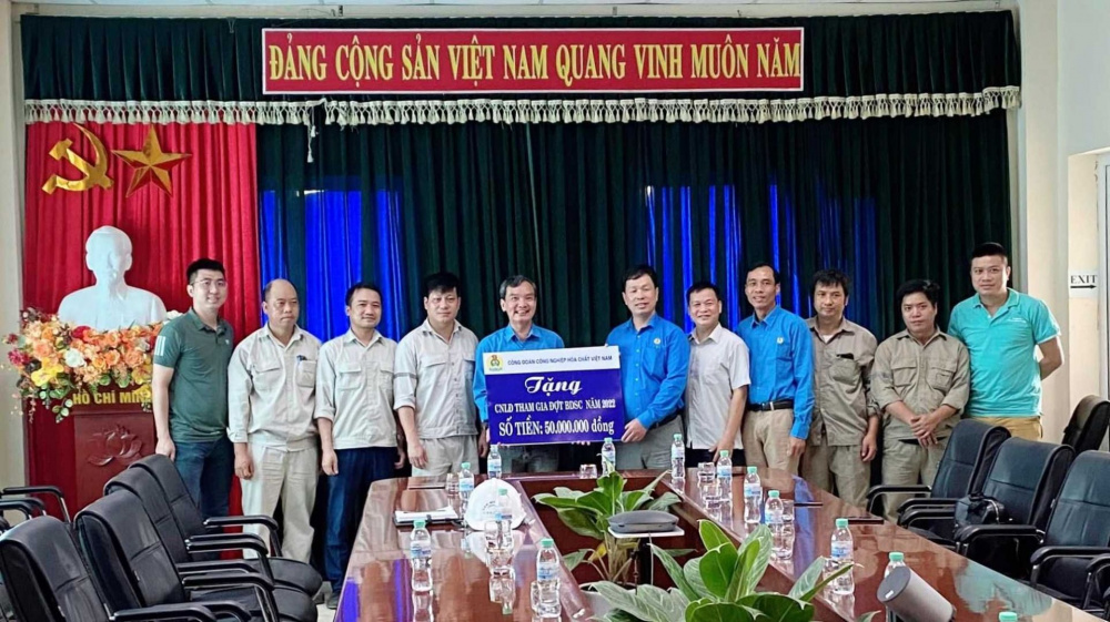 Công đoàn Tải về ứng dụng CWIN05 ngay hôm nay Hóa chất Việt Nam tới thăm, động viên và tặng quà công nhân Nền tảng hàng đầu cung cấp Cwin com Đạm Ninh Bình