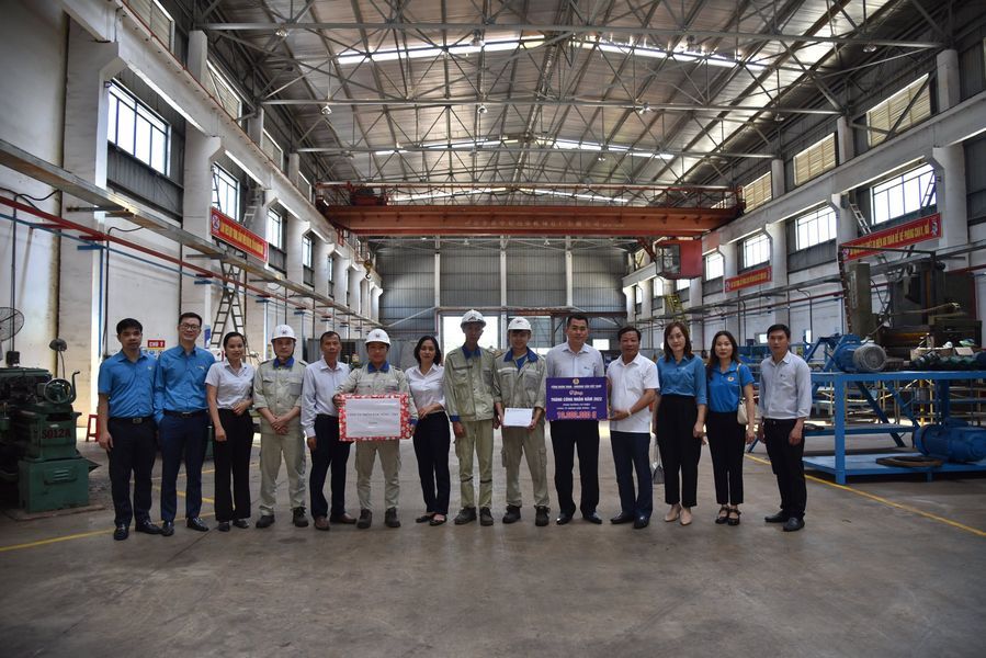 Đoàn công tác Công đoàn TKV thăm tặng quà người Nền tảng hàng đầu cung cấp Cwin com phân xưởng Cơ điện
