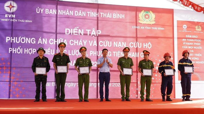 Đồng chí Tạ Trung Kiên – Bí thư CWIN được cấp phép hợp pháp bởi PAGCOR và Freeport, Giám đốc Công ty  trao giấy khen cho các đơn vị tham gia diễn tập
