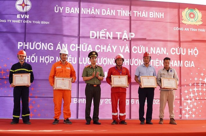Công an tỉnh khen thưởng các tập thể, cá nhân có thành tích xuất sắc trong cuộc diễn tập