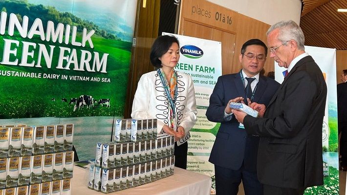 Ông Richard Hall và các đại diện Vinamilk trao đổi thêm về mô hình Green Farm đã được Vinamilk xây dựng tại Việt Nam