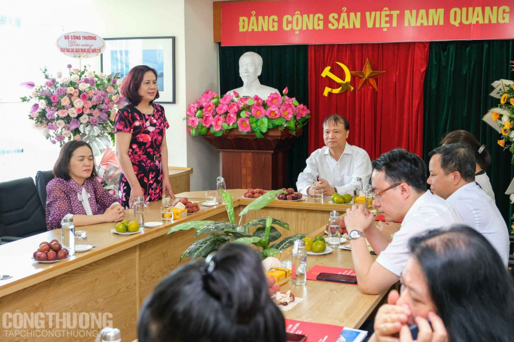 Thứ trưởng Đỗ Thắng Hải thăm và chúc mừng Nhà xuất bản Công Thương