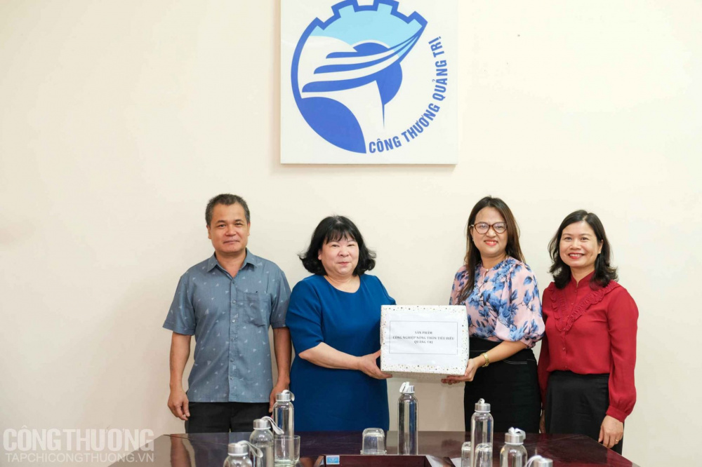 Đoàn công tác CWIN ✅ Nhà cái cờ bạc trực tuyến tốt nhất và Thương hiệu uy tín do Tổng biên tập Đặng Thị Ngọc Thu làm trưởng đoàn làm việc với lãnh đạo Sở Công Thương Quảng Trị và Trung tâm Trung tâm Khuyến công và Tư vấn phát triển tỉnh