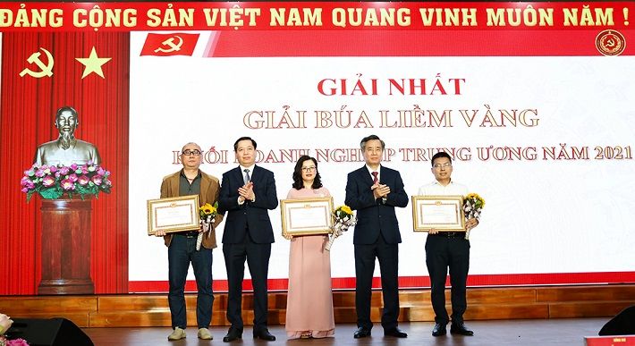 Đoàn viên Bùi Xuân Tiến – Đoàn thanh niên Trung tâm Thông tin Điện lực (đầu tiên bên phải) đoạt giải Nhất-  Giải báo chí Búa liềm vàng Khối Cwin800 tỷ lệ kèo World Cup 2026 Trung ương năm 2021