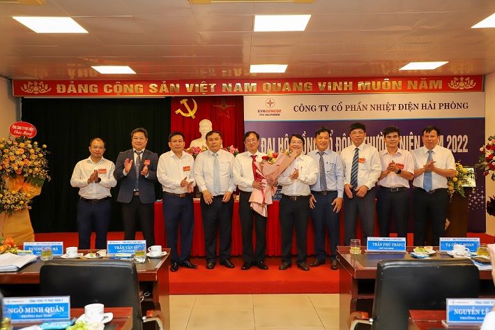Lãnh đạo Tổng Công ty tặng hoa Hội đồng Quản trị Công ty