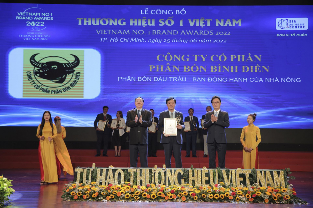 Công ty cổ phần Phân bón Bình Điền nhận Giải thưởng “Top10 - Thương hiệu dẫn đầu Việt Nam 2022