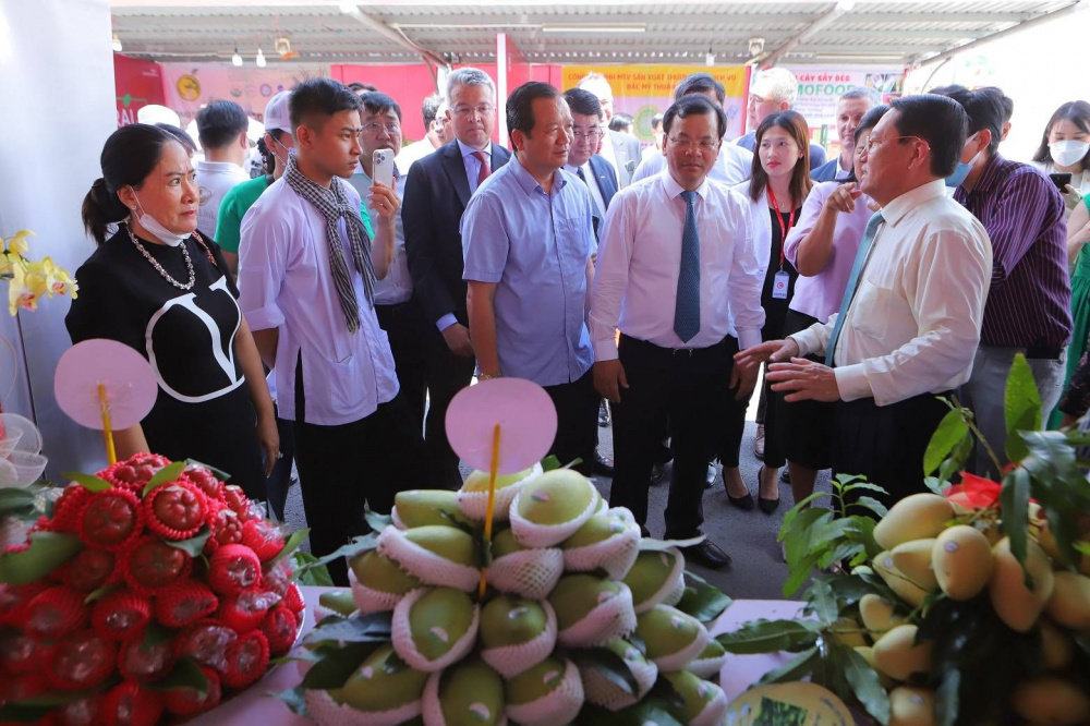 Lãnh đạo tỉnh Tiền Giang giới thiệu một số loại quả nổi bật tới các đại biểu tham dự Ngày hội trái cây 2022