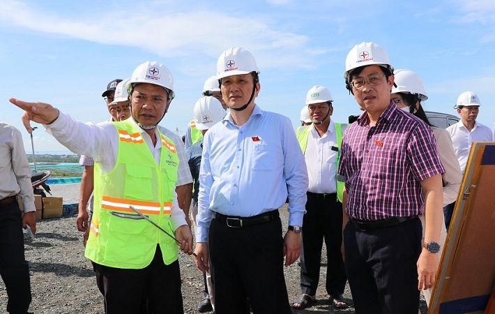Ông Lê Quang Huy - Chủ nhiệm Ủy ban Khoa học, Công nghệ và Môi trường của Quốc hội kiểm tra thực tế tại bãi xỉ Vĩnh Tân 2, 4